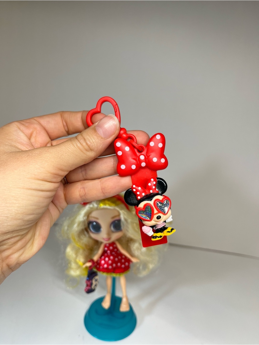 Disney Doorables Minnie Mouse Zoe Superfan Doll 2023 Adoorbs Classic Crew Chain - Picture 5 of 12